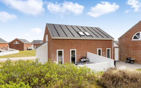Aswith - 2.3Km from the Sea: Mueble, Madera, Diseño De Interiores, Piso, Suelo, Silla, Habitación, Techo, Sala, Departamento