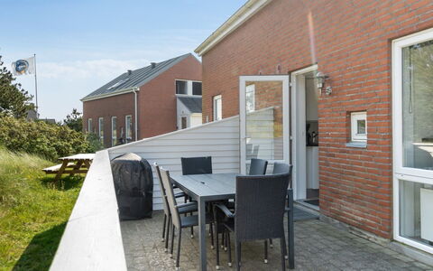 Byriel - 2.3Km from the Sea: Edificio, Casa, Ventana, Casa, Techo, Barrio Residencial, Arbusto, Cabaña, El Terreno Del Lote