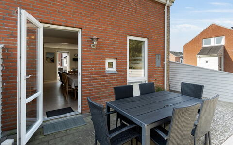 Byriel - 2.3Km from the Sea: Edificio, Casa, Ventana, Casa, Techo, Barrio Residencial, Arbusto, Cabaña, El Terreno Del Lote