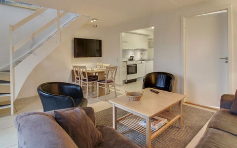 Daya - 2.3Km from the Sea: Piso, Diseño De Interiores, Suelo, Mueble, Techo, Habitación, Sofá, Departamento, Sala