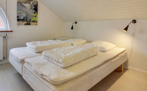 Daya - 2.3Km from the Sea: Cama, Habitación, Lecho, Sábana, Suelo, Diseño De Interiores, Piso, Madera, Mueble, Linos