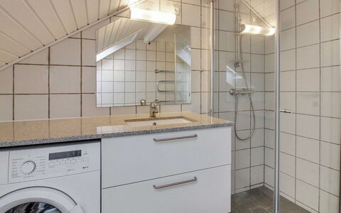 Daya - 2.3Km from the Sea: Piso, Arreglo De Tubería, Suelo, Diseño De Interiores, Lavabo, Mueble De Baño, Grifo, Techo, Baño, Plomería
