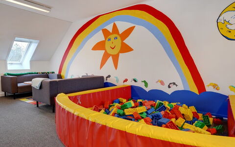 Daya - 2.3Km from the Sea: Diseño De Interiores, Suelo, Habitación, Techo, Niño, Jugar