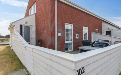 Asved - 2.3Km from the Sea: Edificio, Casa, Ventana, Casa, Techo, Barrio Residencial, Arbusto, Cabaña, El Terreno Del Lote