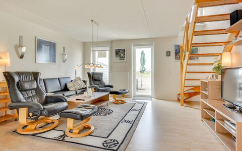 Helvig - 2.3Km from the Sea: Piso, Mueble, Diseño De Interiores, Madera, Suelo, Techo, Sala, Departamento, Sofá, Habitación
