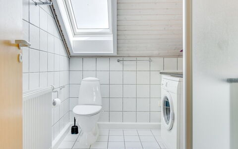 Helvig - 2.3Km from the Sea: Piso, Suelo, Arreglo De Tubería, Techo, Diseño De Interiores, Baño, Loseta, Plomería, Baño