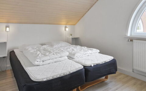 Alvild - 2.3Km from the Sea: Madera, Mueble, Piso, Habitación, Suelo, Diseño De Interiores, Linos, Cama, Lecho, Sábana