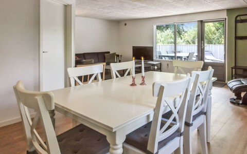 Kabbi - 2.6Km from the Sea: Edificio, Casa, Ventana, Casa, Techo, Barrio Residencial, Arbusto, Cabaña, El Terreno Del Lote