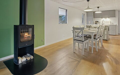 Kabbi - 2.6Km from the Sea: Edificio, Casa, Ventana, Casa, Techo, Barrio Residencial, Arbusto, Cabaña, El Terreno Del Lote