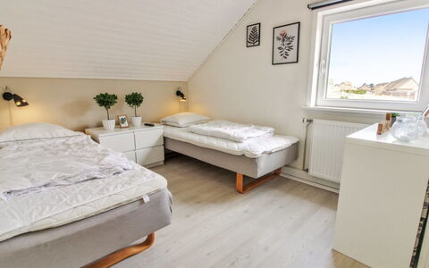 Iffuer - 2.3Km from the Sea: Habitación, Cama, Madera, Diseño De Interiores, Suelo, Mueble, Piso, Sábana, Lecho, Habitación