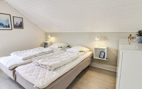 Iffuer - 2.3Km from the Sea: Habitación, Cama, Diseño De Interiores, Sábana, Suelo, Textil, Lecho, Piso, Linos, Techo