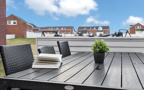 Iffuer - 2.3Km from the Sea: Mueble, Diseño De Interiores, Silla, Piso, Mesa, Recurso, Suelo, Techo, Habitación, Eco Hotel