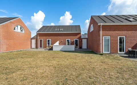 Iffuer - 2.3Km from the Sea: Mueble, Diseño De Interiores, Silla, Piso, Mesa, Recurso, Suelo, Techo, Habitación, Eco Hotel