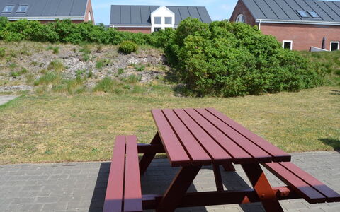 Mahena - 2.3Km from the Sea: Banco Al Aire Libre, Mesa De Picnic, Mueble Para Exteriores, Mesa Al Aire Libre, Mueble, Madera Dura, Banco, Tablón, Manchas De Madera