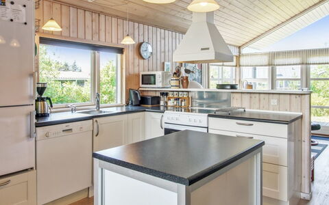 Fides - 600M from the Sea: Cocina, Mostrador, Aparato De Cocina, Diseño De Interiores, Madera, Techo, Gabinetes, Mueble, Lámpara, Electrodoméstico