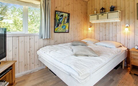 Fides - 600M from the Sea: Madera, Habitación, Cama, Techo, Diseño De Interiores, Piso, Sábana, Marco De La Cama, Suelo, Lecho