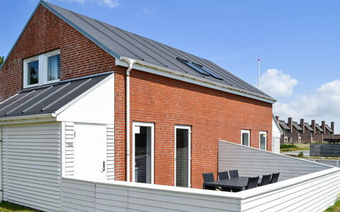 Tinna - 2.3Km from the Sea: Edificio, Casa, Ventana, Casa, Techo, Barrio Residencial, Arbusto, Cabaña, El Terreno Del Lote