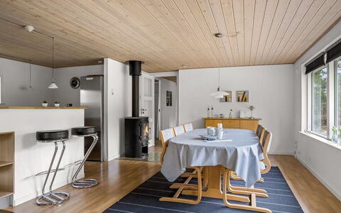 Micke - 3.2Km from the Sea: Suelo, Techo, Piscina, Recurso, Diseño, Silla, La Luz Del Día, Hotel, Villa, Ático