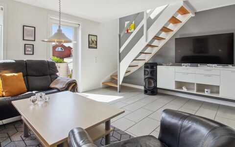 Faidra - 2.5Km from the Sea: Diseño De Interiores, Piso, Mueble, Suelo, Madera, Techo, Habitación, Sala, Sofá, Departamento