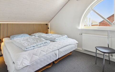 Faidra - 2.5Km from the Sea: Cama, Habitación, Diseño De Interiores, Lecho, Piso, Sábana, Suelo, Madera, Techo, Linos