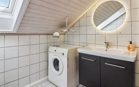 Faidra - 2.5Km from the Sea: Piso, Arreglo De Tubería, Diseño De Interiores, Suelo, Techo, Lavabo, Grifo, Plomería, Baño, Mueble De Baño