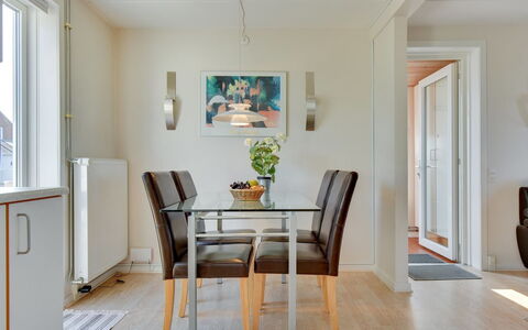 Jovanka - 2.3Km from the Sea: Mueble, Diseño De Interiores, Piso, Pared, Suelo, Madera, Mesa, Comedor, Techo, Cocina Y Comedor Mesa