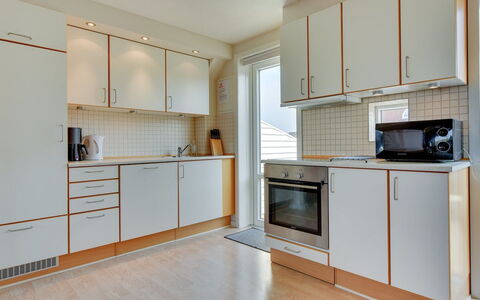 Jovanka - 2.3Km from the Sea: Piso, Madera, Suelo, Diseño De Interiores, Cocina, Aparato De Cocina, Electrodoméstico, Mostrador, Techo, Suelos De Madera