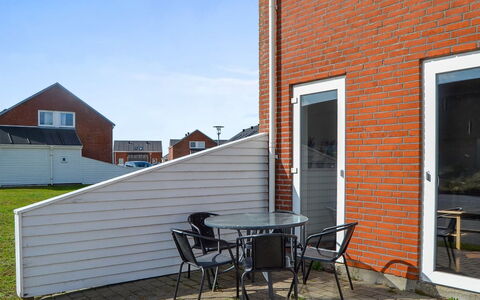 Gaida - 2.3Km from the Sea: Ladrillo, Material Compuesto, Mueble Para Exteriores, Vía Muerta, Enladrillado, Puerta, Silla, Mesa Al Aire Libre, Manchas De Madera