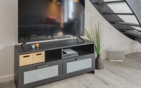 Gaida - 2.3Km from the Sea: Techo, Piso, Diseño De Interiores, Suelo, Material Compuesto, Mueble, Recurso, Hotel, Diseño, La Luz Del Día