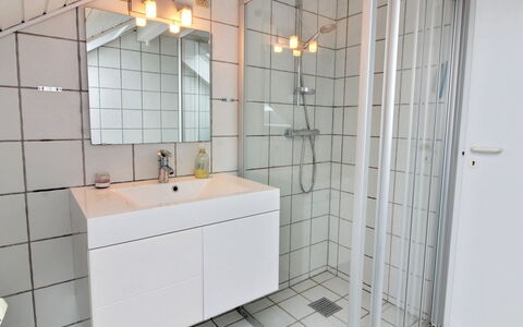 Anelia - 2.3Km from the Sea: Piso, Arreglo De Tubería, Suelo, Diseño De Interiores, Plomería, Baño, Grifo, Loseta, Techo, Material Compuesto