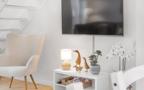 Anelia - 2.3Km from the Sea: Mueble, Diseño De Interiores, Televisión, Dispositivo Electronico, Set De Televisión, Sala, Piso, Casa, Suelo