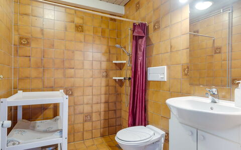 Lynne - 2.3Km from the Sea: Piso, Suelo, Diseño De Interiores, Arreglo De Tubería, Habitación, Techo, Baño, Plomería, Lavabo, Grifo