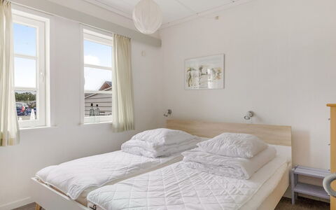 Lynne - 2.3Km from the Sea: Cama, Habitación, Suelo, Diseño De Interiores, Lecho, Madera, Mueble, Sábana, Piso, Techo