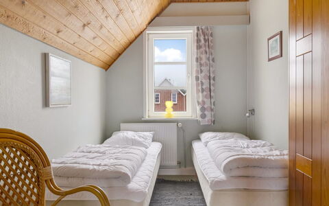 Lynne - 2.3Km from the Sea: Habitación, Cama, Madera, Lecho, Sábana, Suelo, Diseño De Interiores, Marco De La Cama, Piso, Techo