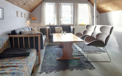 Lynne - 2.3Km from the Sea: Mueble, Diseño De Interiores, Piso, Suelo, Madera, Techo, Sofá, Sala, Encendiendo, Mesa