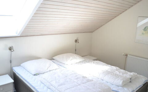 Nayana - 2.3Km from the Sea: Cama, Habitación, Madera, Sábana, Lecho, Suelo, Diseño De Interiores, Linos, Piso, Mueble