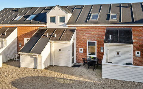 Enita - 2.3Km from the Sea: Casa, Techo, Casa, Cabaña, Cobertizo, Edificios Del Jardín, Vía Muerta, Yarda, Cuarto De Troncos, \Choza