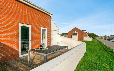 Ginger - 2.3Km from the Sea: Edificio, Casa, Ventana, Casa, Techo, Barrio Residencial, Arbusto, Cabaña, El Terreno Del Lote