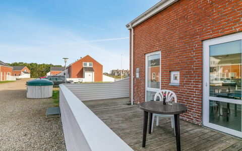 Ginger - 2.3Km from the Sea: Edificio, Casa, Ventana, Casa, Techo, Barrio Residencial, Arbusto, Cabaña, El Terreno Del Lote