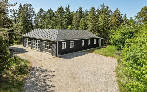 Svanborg - 3.7Km from the Sea: Techo, Casa, El Terreno Del Lote, Casa, Cabaña, Inmuebles, Edificios Del Jardín, Sombra, Cuarto De Troncos, Paisajismo