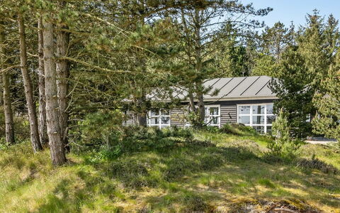 Svanborg - 3.7Km from the Sea: Techo, Casa, El Terreno Del Lote, Casa, Cabaña, Inmuebles, Edificios Del Jardín, Sombra, Cuarto De Troncos, Paisajismo