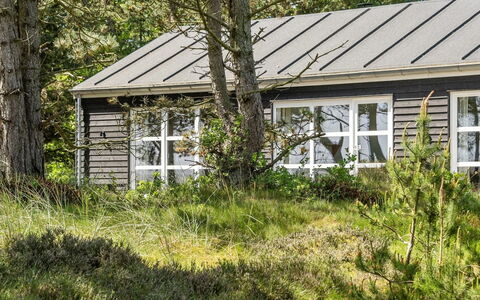 Svanborg - 3.7Km from the Sea: Techo, Casa, El Terreno Del Lote, Casa, Cabaña, Inmuebles, Edificios Del Jardín, Sombra, Cuarto De Troncos, Paisajismo
