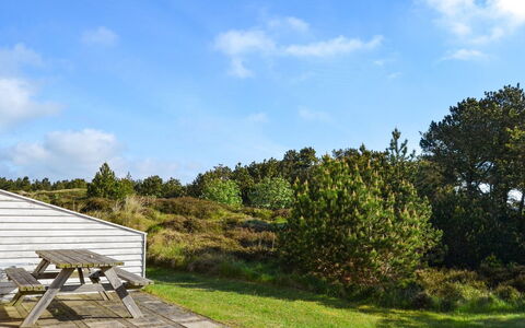 Edeltraud - 2.3Km from the Sea: Techo, Casa, El Terreno Del Lote, Casa, Cabaña, Inmuebles, Edificios Del Jardín, Sombra, Cuarto De Troncos, Paisajismo