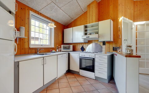 Mariette - 3.1Km from the Sea: Cocina, Aparato De Cocina, Mostrador, Electrodoméstico, Piso, Madera, Diseño De Interiores, Techo, Suelo, Gabinetes