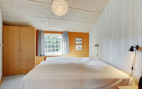 Mariette - 3.1Km from the Sea: Madera, Piso, Techo, Diseño De Interiores, Suelo, Habitación, Encendiendo, Cama, Mueble, Habitación