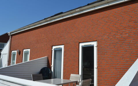 Arna - 2.3Km from the Sea: Edificio, Casa, Ventana, Casa, Techo, Barrio Residencial, Arbusto, Cabaña, El Terreno Del Lote