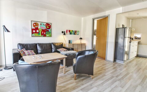 Arna - 2.3Km from the Sea: Edificio, Casa, Ventana, Casa, Techo, Barrio Residencial, Arbusto, Cabaña, El Terreno Del Lote