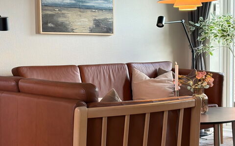 Adils - 2.5Km from the Sea: Madera, Diseño De Interiores, Marrón, Mueble, Manchas De Madera, Madera Dura, Barniz, Diseño, Madera Contrachapada, Sala
