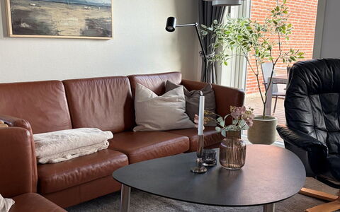 Adils - 2.5Km from the Sea: Mueble, Sofá, Sala, Diseño De Interiores, Casa, Piso, Suelo, Suelos De Madera