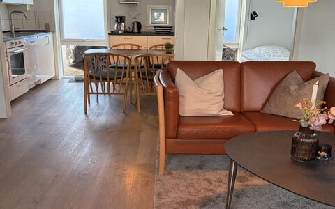 Adils - 2.5Km from the Sea: Mueble, Suelo, Piso, Diseño De Interiores, Suelos De Madera, Madera, Suelo Laminado, Casa, Sala, Silla